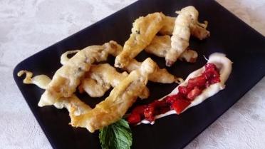 Navajas en tempura picante con fresas