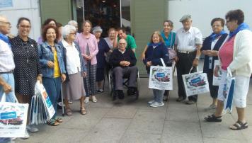 Visita de usuarios de centros de día de Bueu á Praza de Abastos