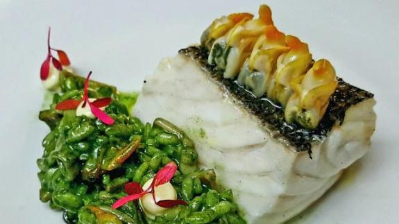 Arroz verde de berberechos con merluza