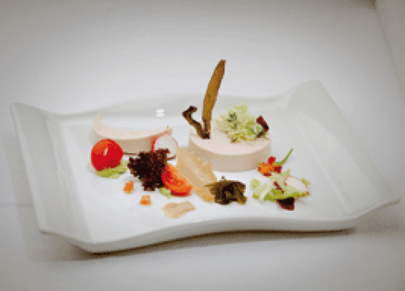 Ensalada de mouse de atún claro, salsa de aguacate, tomates na súa rama e tempura de algas pescadeRías