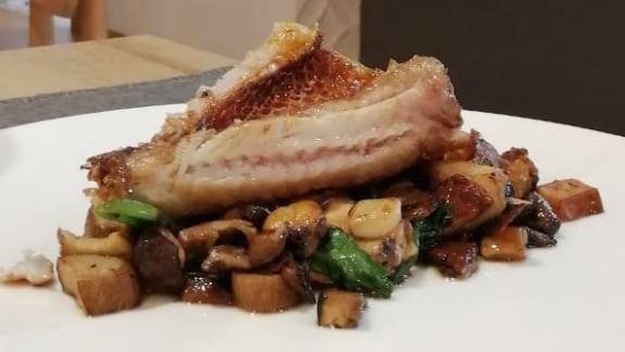 Lombo de pinto con salteado de cogomelos de tempada