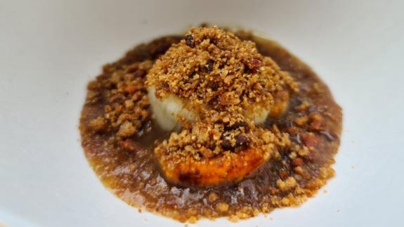 Vieira con caldo de cebolas torradas e migas de pan de broa con chourizo