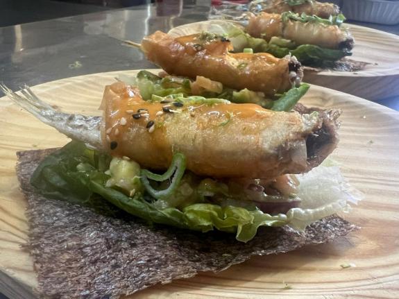 Saam de xouba crocante con “pico de gallo”, kimchee e sésamo