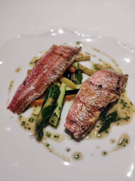 Salmonete con salsa beurre blanc e verduras de tempada