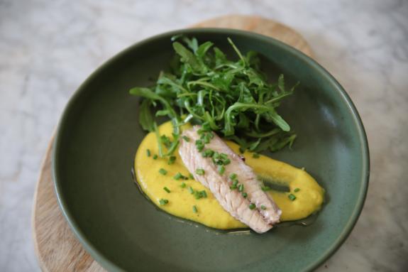 Xarda con curry fresco e ensalada de rúcula