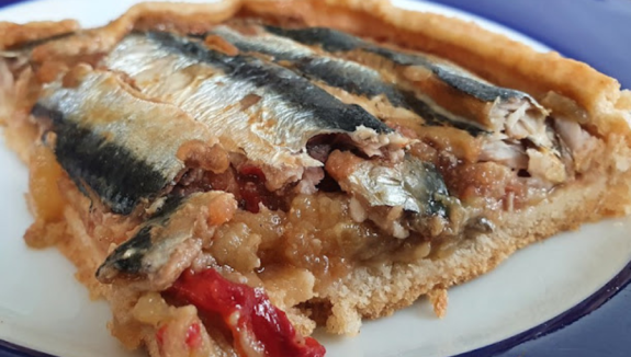 Coca de escalivada con sardiñas