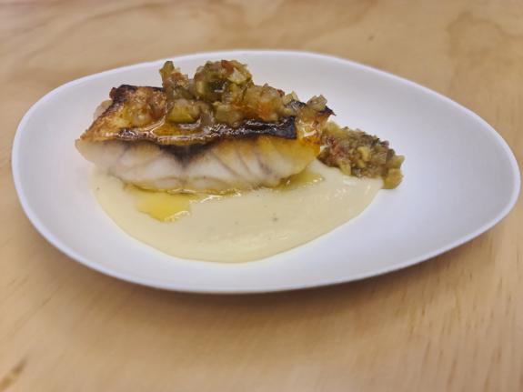 Lombo de alfóndega á tixola, crema de apiorravo e vinagreta de encurtidos