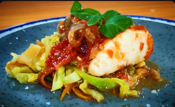 Abadexo ao forno con salsa de tomates asados e repolo