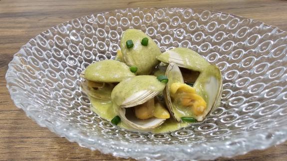 Cornicha con salsa verde do mar