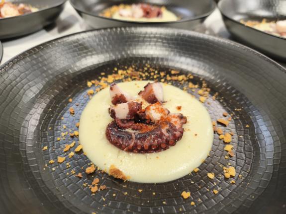 Sopa de pataca con polbo e terra de tomate