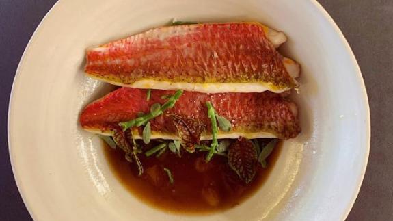 Salmonete con zume de carne e algas